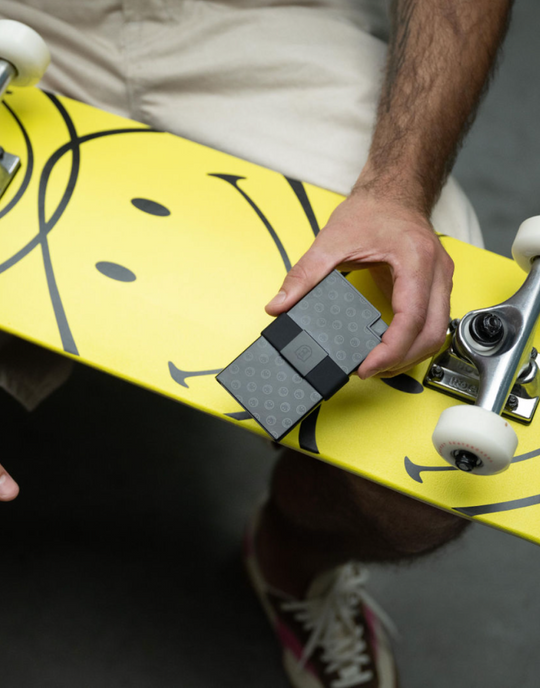 cardholder smiley version and skateboard